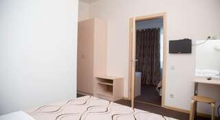 Гостиница Iris Guest House Витязево Семейный люкс с балконом-1